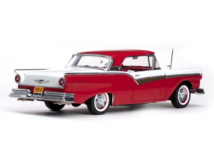 1957 FORD FAIRLANE SKYLINER - Image 2