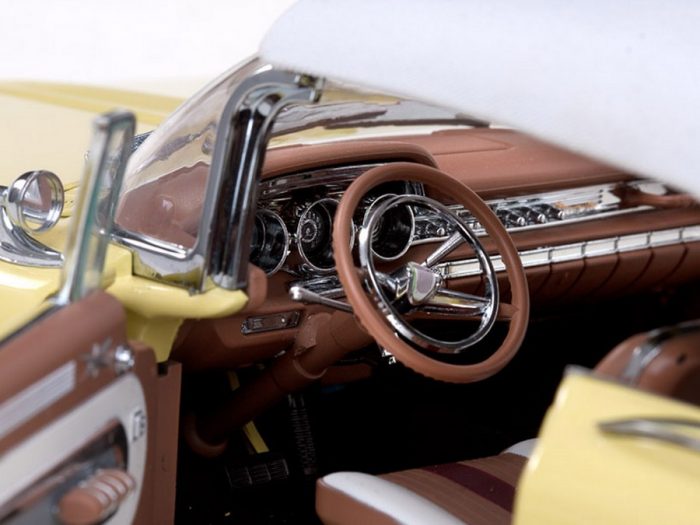 1959 Pontiac Bonneville Closed Convertible - Image 4