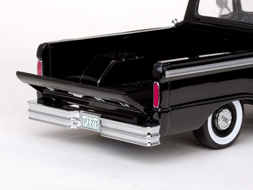 1/18 Sunstar 1965 Ford F-100 Custom Cab Pickup (Red) Diecast
