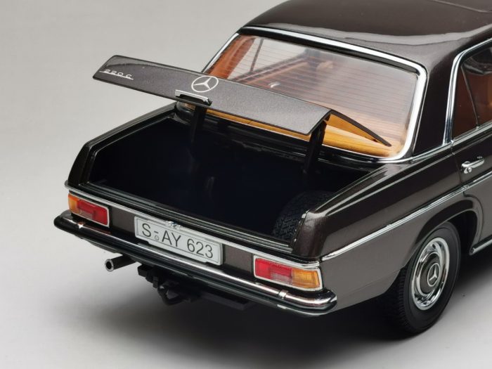 Mercedes-Benz Strich 8 Saloon - Bronze - Image 3
