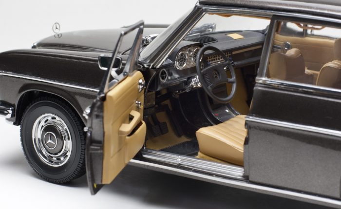 Mercedes-Benz Strich 8 Saloon - Bronze - Image 8