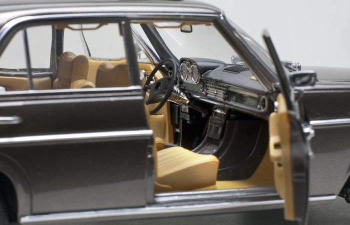 Mercedes-Benz Strich 8 Saloon - Bronze - Image 7