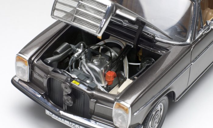 Mercedes-Benz Strich 8 Saloon - Bronze - Image 5