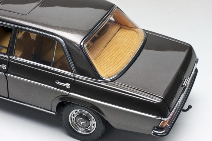 Mercedes-Benz Strich 8 Saloon - Bronze - Image 4