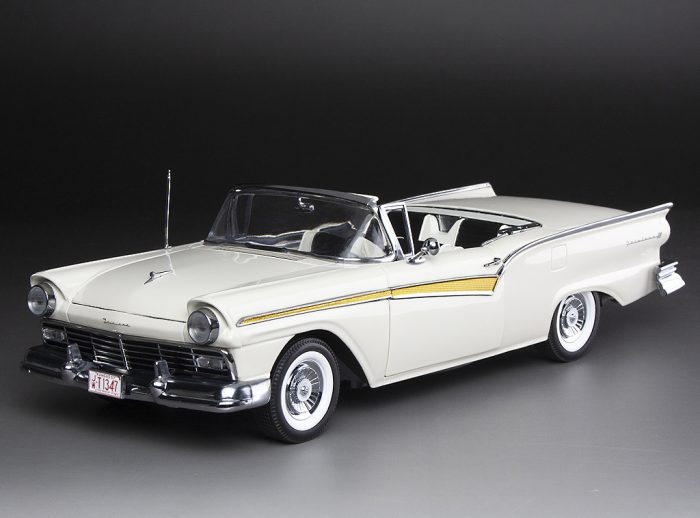 1957 Ford Fairlane 500 Skyliner - Colonial White