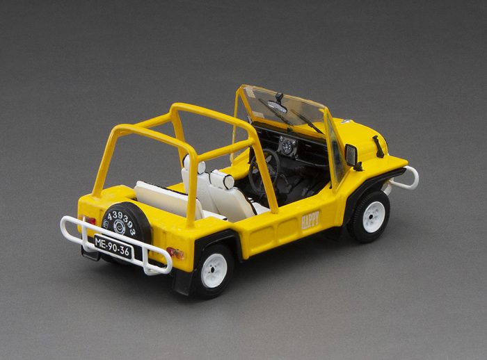 Car Rental Macau 1986 – Yellow (with 2 resin figures and 1 Macau street signs) - Image 6