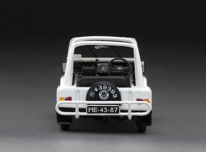 Car Rental Macau 1986 – White (with 2 resin figures and 1 Macau street signs) - Image 8